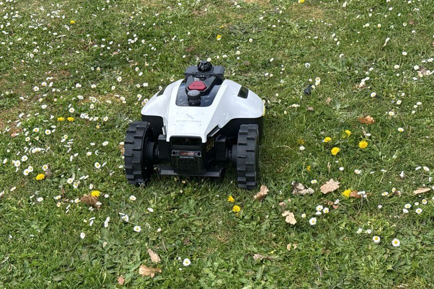 Mammotion YUKA Mini 2 Mähroboter ist im Test auf dem Rasen beim Mähen zu sehen